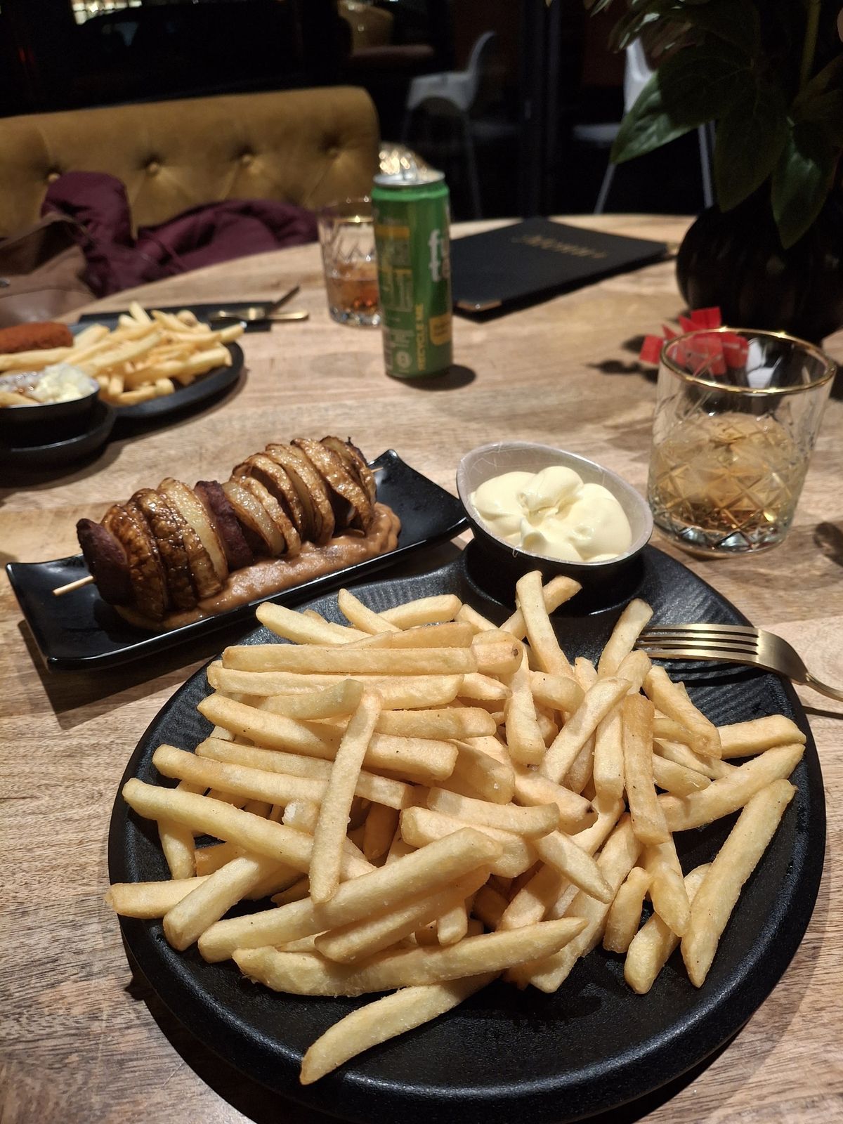 Bord patat met mayonaise en een snack